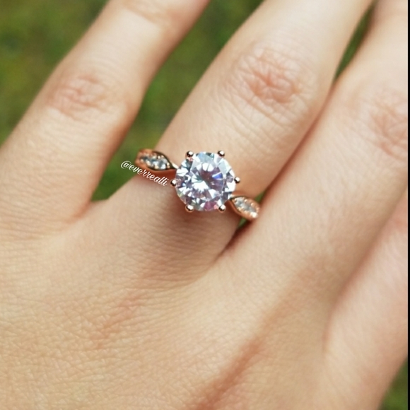 18k Rose Gold Round Solitaire Engagement Ring - Picture 4 of 6